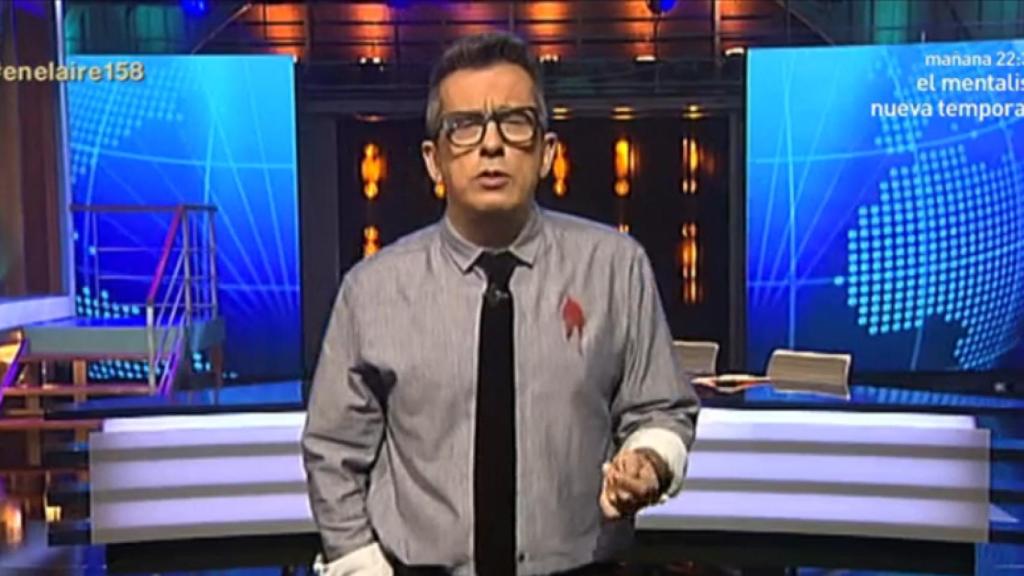 Andreu Buenafuente con una mancha roja en el pecho en solidaridad con Charlie Hebdo