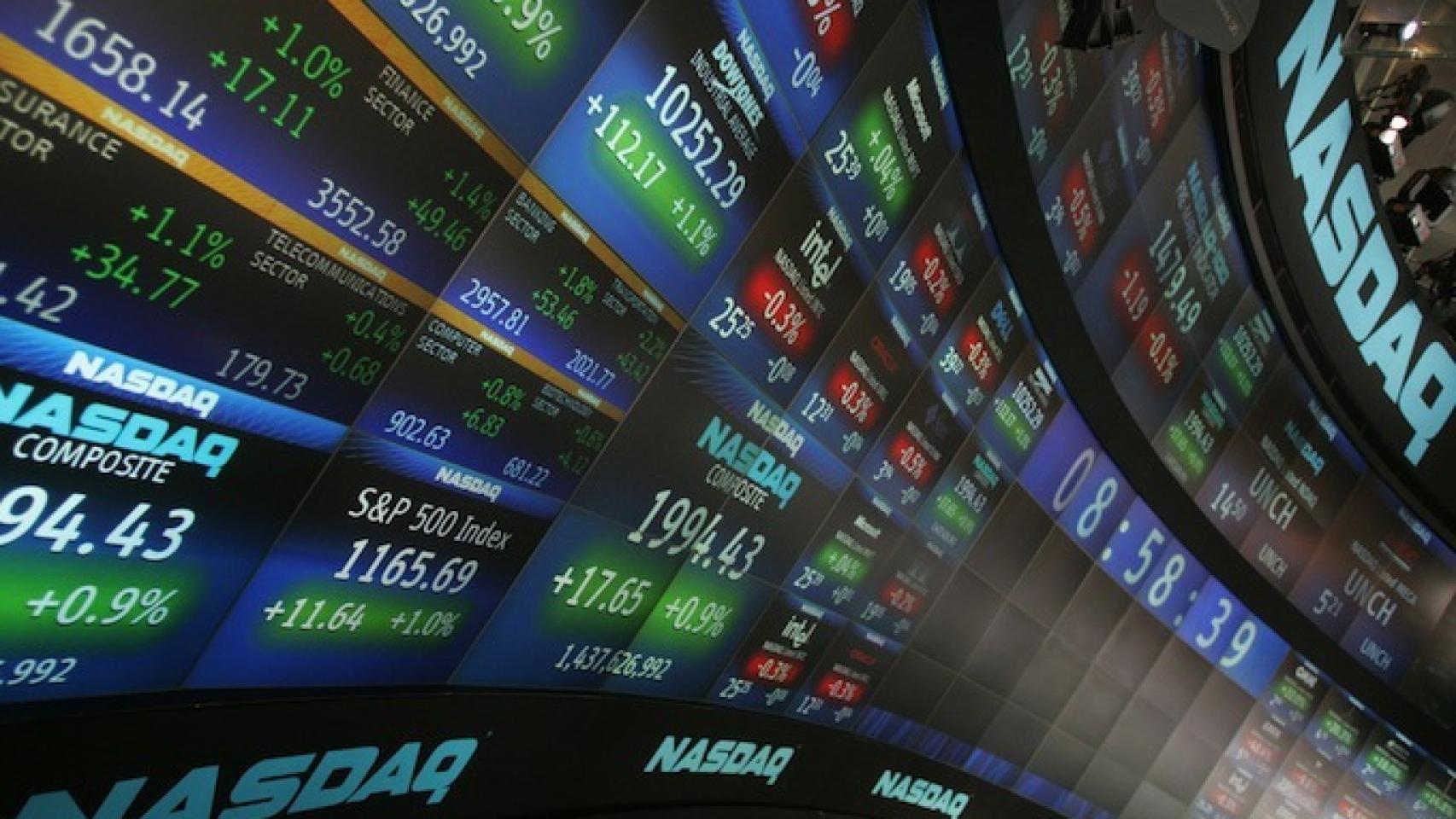 Pantallas de negociación con valores del Nasdaq.