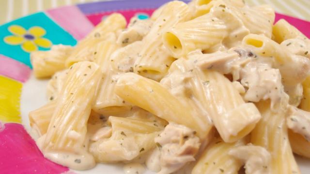 Macarrones con pollo en salsa de queso y limón