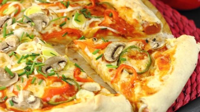 Pizza Hot Dog, con borde relleno de perrito caliente