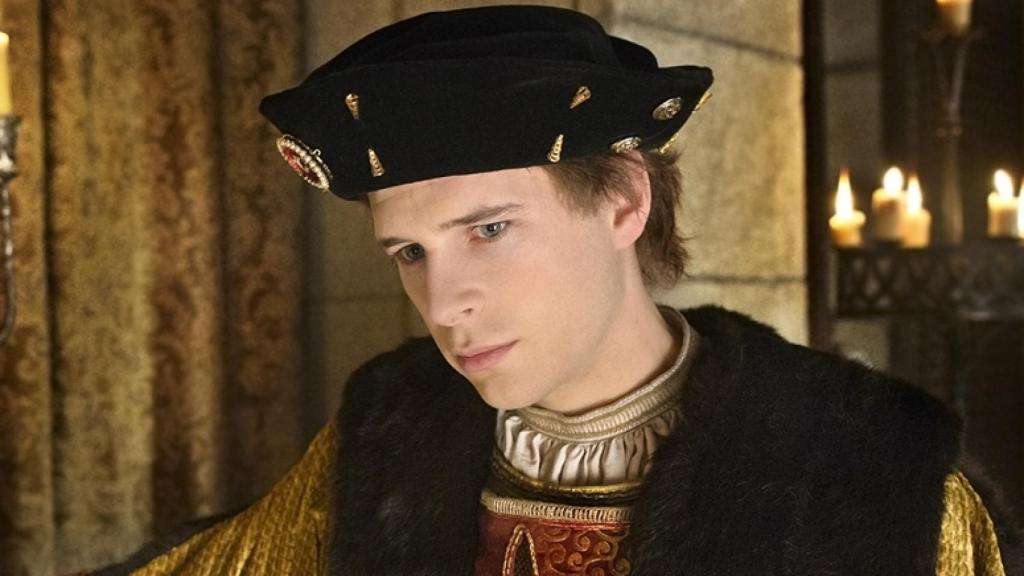 Álvaro Cervantes como 'Carlos, Rey Emperador'