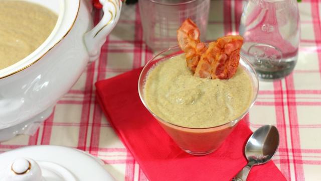 Crema de champiñones ligera con crujiente de bacon