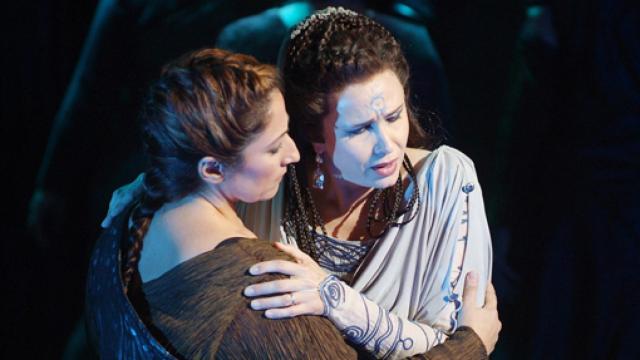 Image: Norma, desdoblada en Barcelona y Sevilla