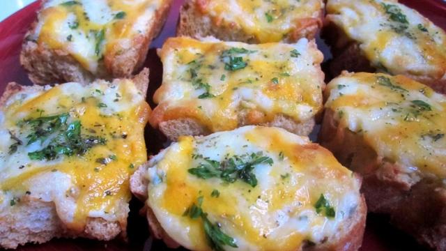Tosta de ajo y queso gratinados 0