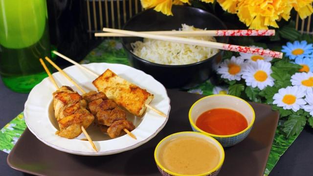 Satay de pollo, ternera y tofu
