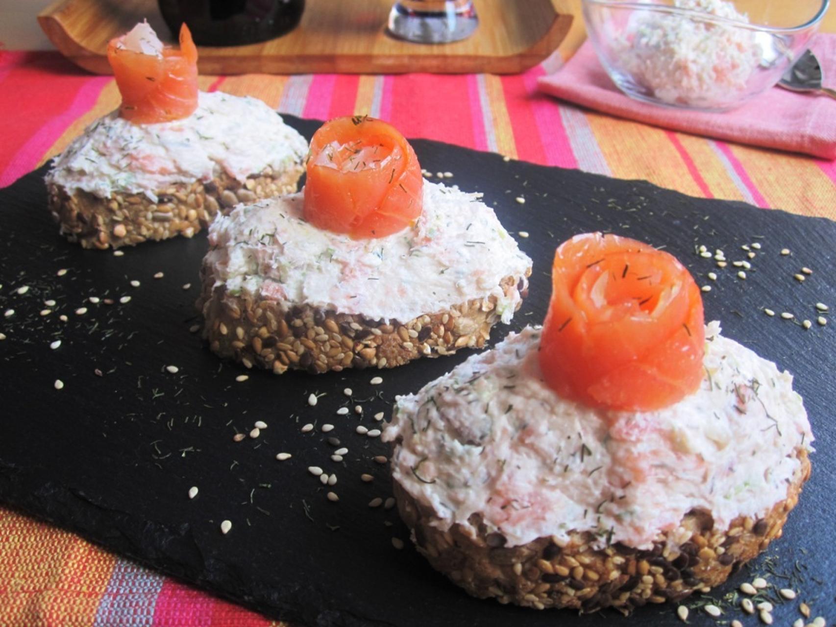 IMG_9008  TOSTA DE BACALAO Y SALMÓN AHUMADOS CON BROTES DE PUERRO 0