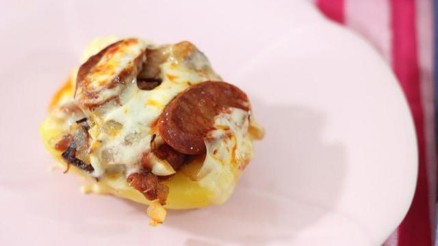 Patatas rellenas de jamón, queso y chorizo