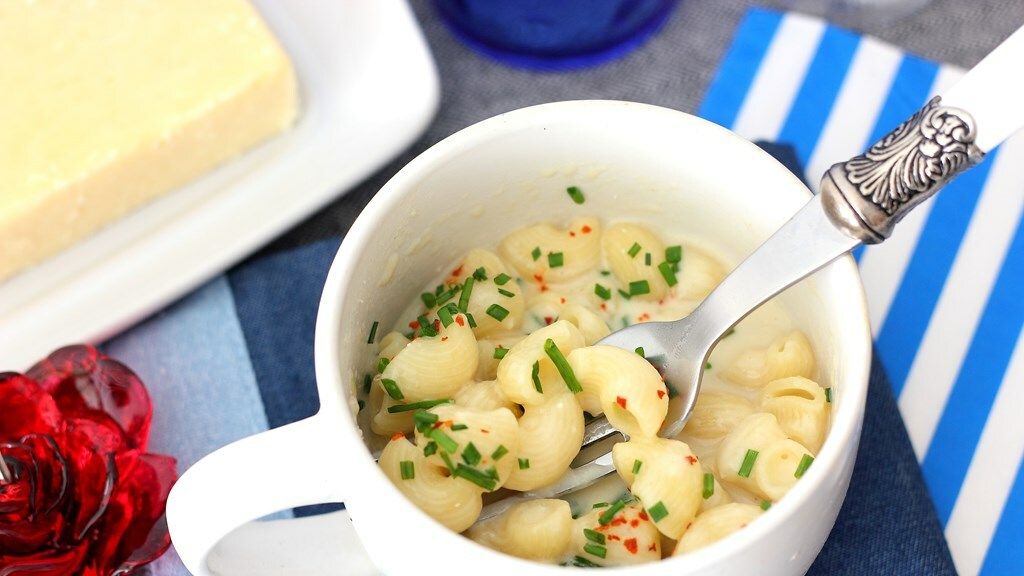 Macarrones con queso en taza