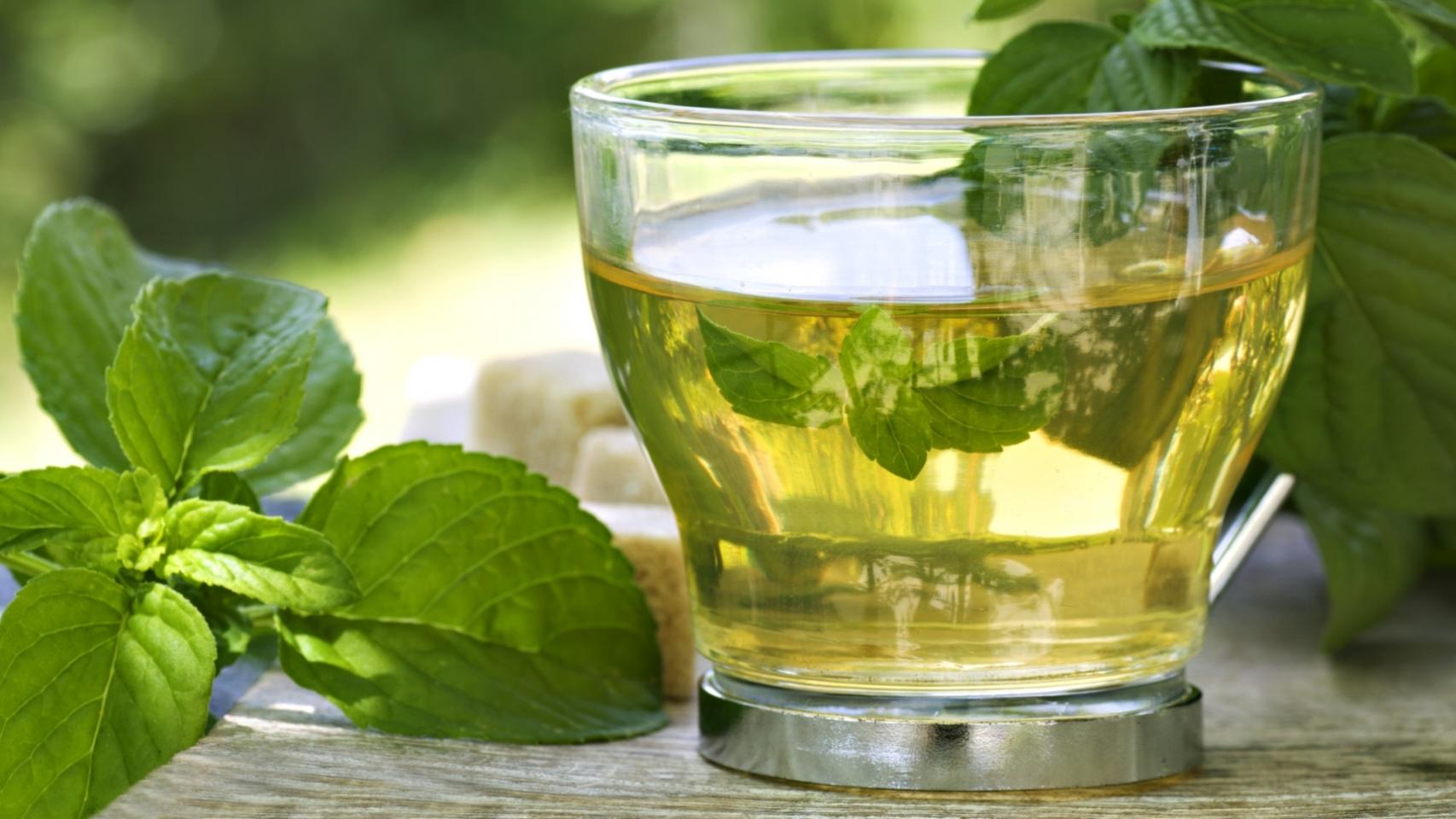 Una taza de té verde.
