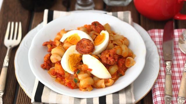 Pasta con verduras, huevo y chorizo