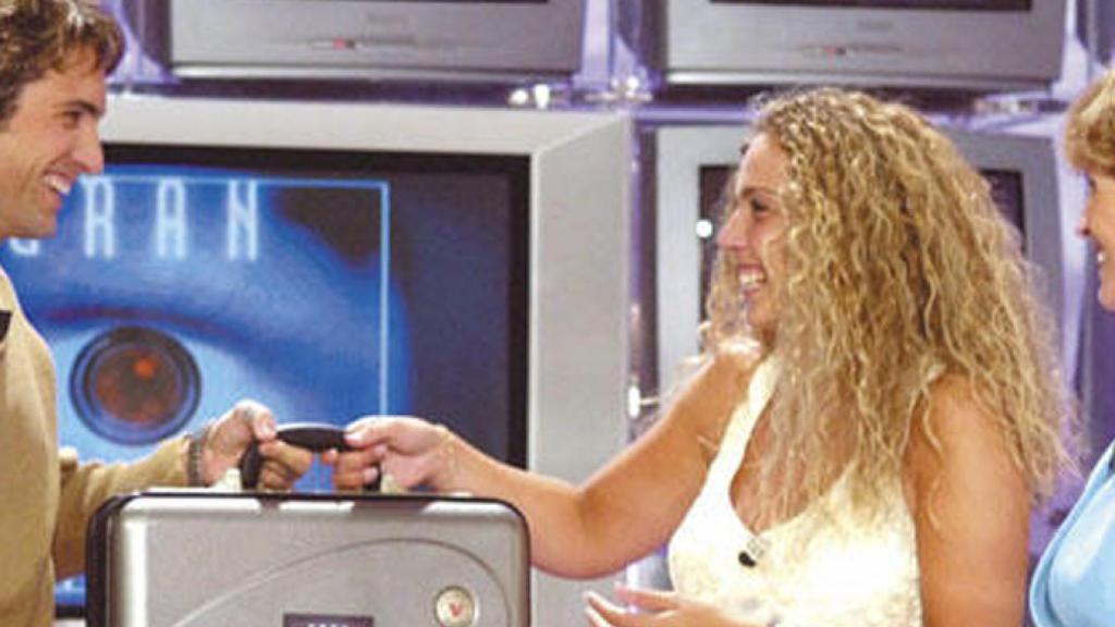 Ismael Beiro entrega el maletín de ganador de 'Gran Hermano' a Sabrina Mahi
