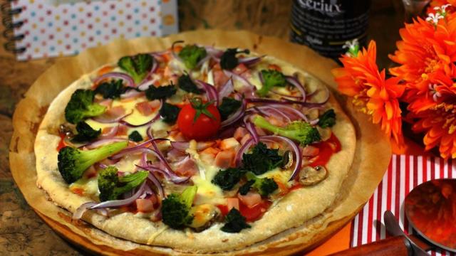 Masa de pizza sin levadura usando cerveza