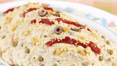 Plato de ensaladilla rusa, receta española