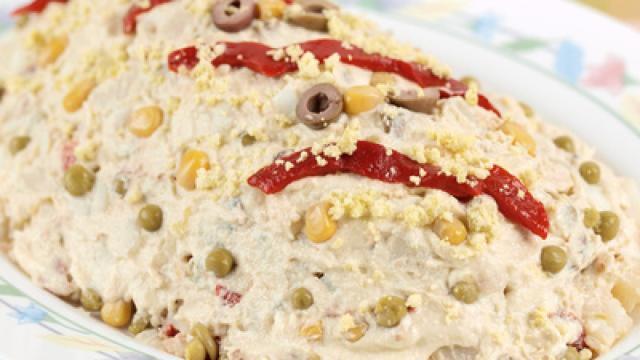 Plato de ensaladilla rusa, receta española