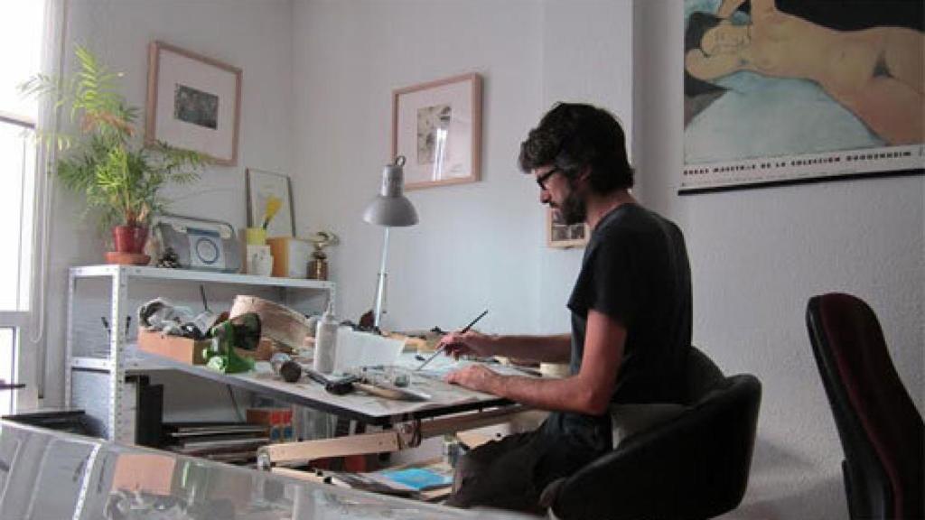 El artista Pablo Auladell en su estudio en Alicante.