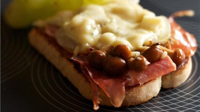 tosta de setas, jamón y uvas