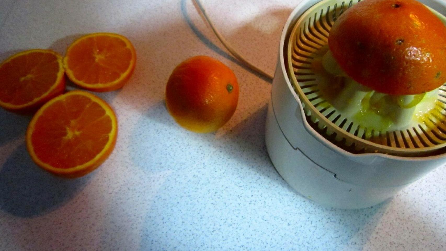 Rape a la naranja - Haciendo zumo