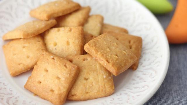 Galletas de queso hechas con los recortes de queso que se ha quedado duro.