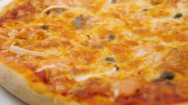 Pizza con salsa de queso