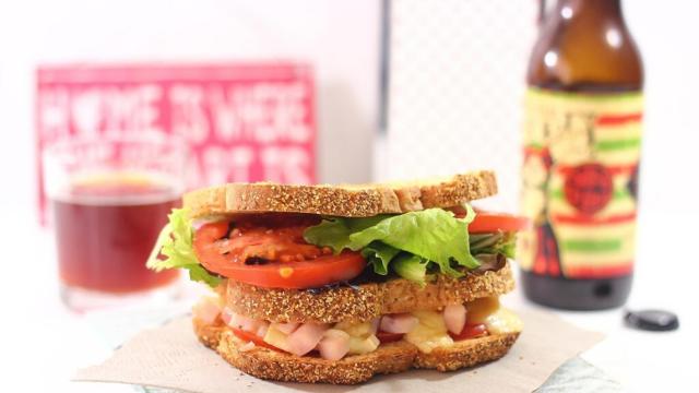 Sándwich de pavo y quesos