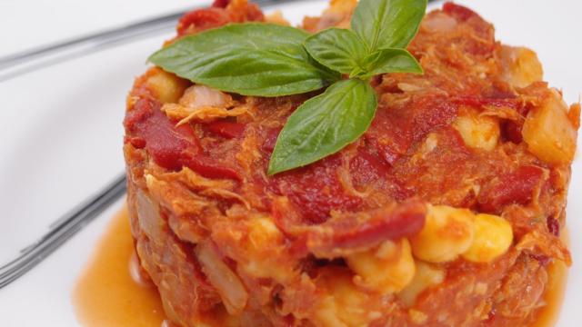 ensalada tibia de garbanzos, atún y pimiento