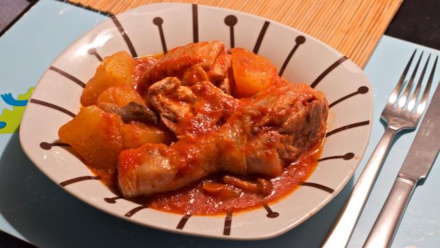 pollo_con_tomate_setas_patatas