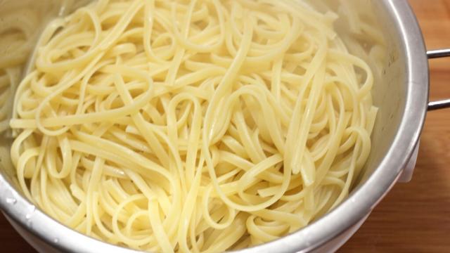 Pasta recién cocida en un colador.