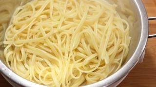 Cuando esté lista, escurrimos la pasta