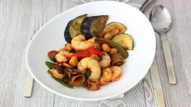 Gambas al curry con calamares y garbanzos