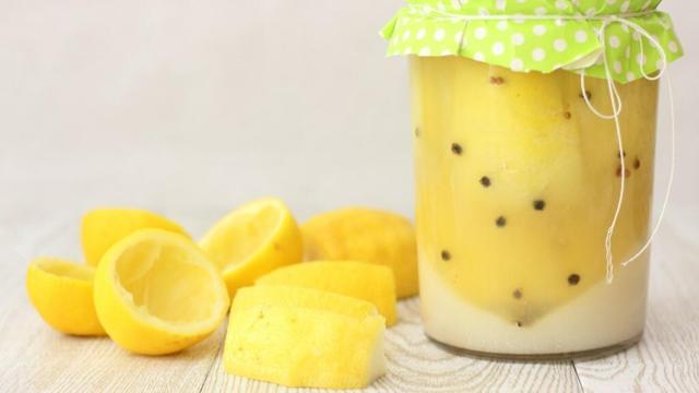 Pasados 3 días agitamos bien y guardamos en la nevera durante 3 semanas antes de consumir