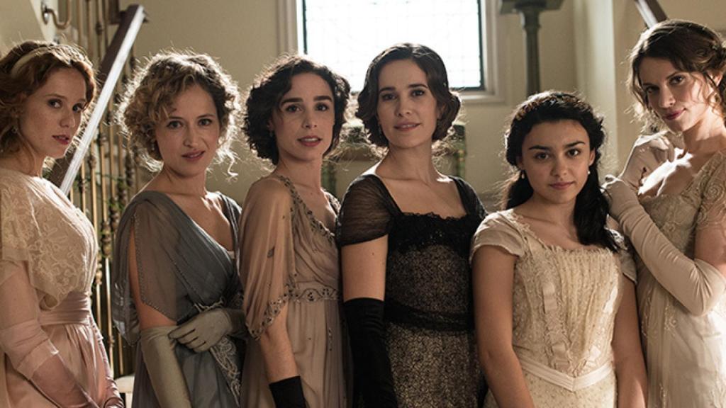 María Castro, Marta Larralde, Candela Serrat, Celia Freijeiro, Carla Díaz y Mariona Tena en 'Seis hermanas'