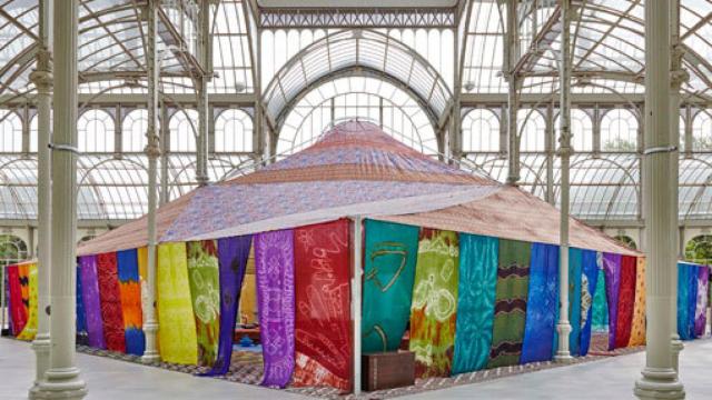 Image: Federico Guzmán en la jaima, hilando huesos