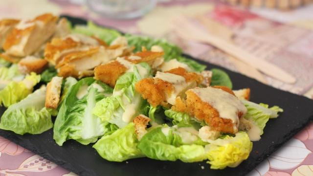 Ensalada César con pollo crujiente
