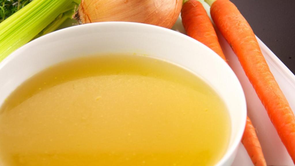 Un cuenco con caldo casero