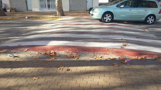 Un vehículo pasa por un badén