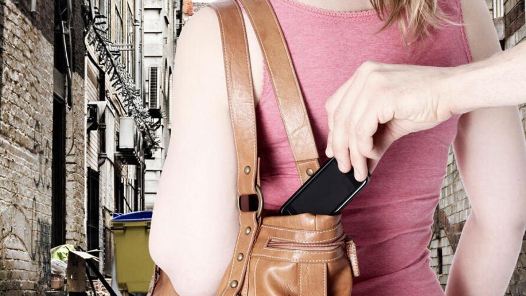 Una persona robando un móvil