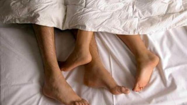 Una pareja en la cama.