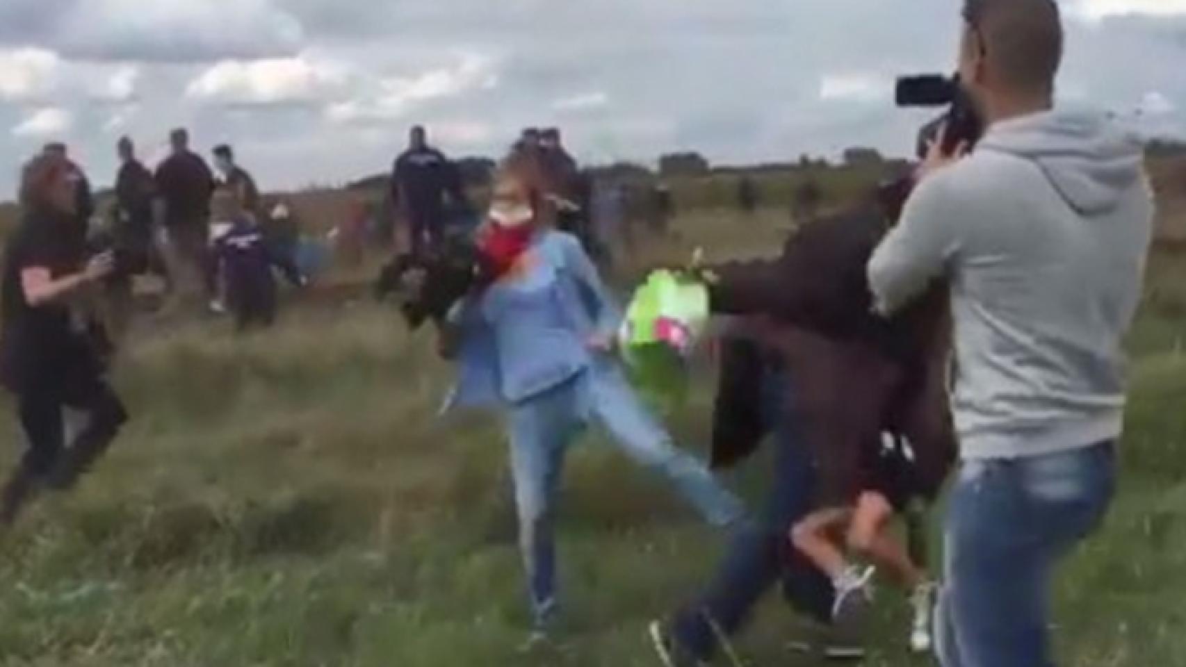 Una reportera húngara pone la zancadilla a un refugiado