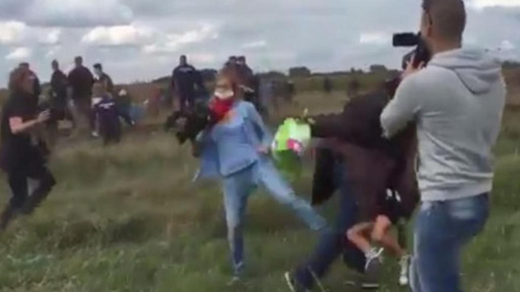 Una reportera húngara pone la zancadilla a un refugiado