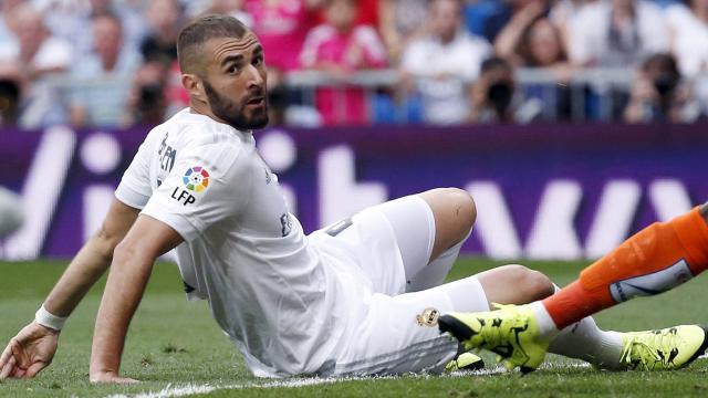 Benzema durante un lance con Kameni en un Real Madrid-Málaga.