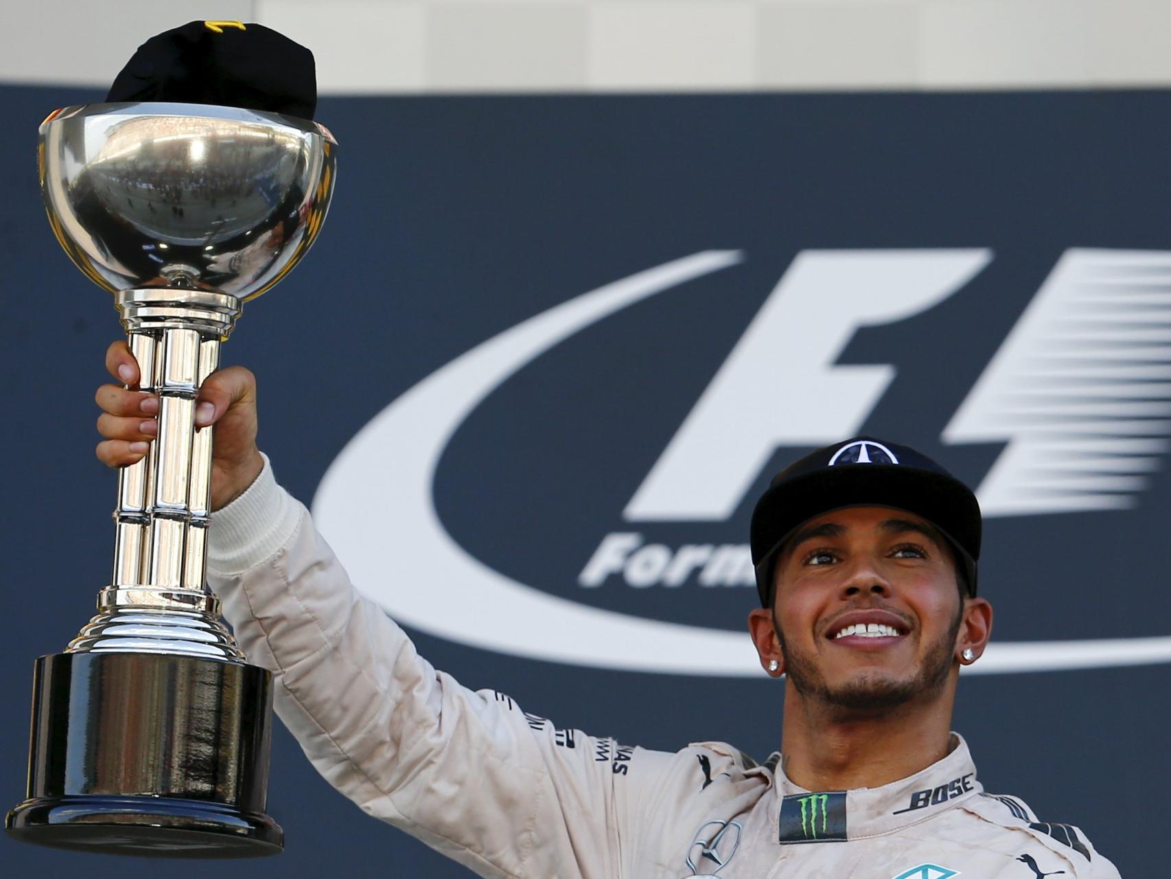 Hamilton levanta el trofeo en Suzuka.