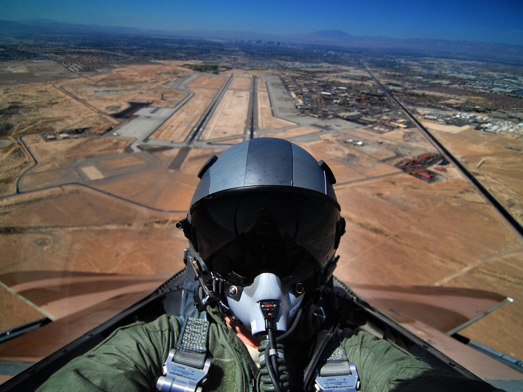 Piloto durante un vuelo de entrenamiento a bordo de un  F-15D.