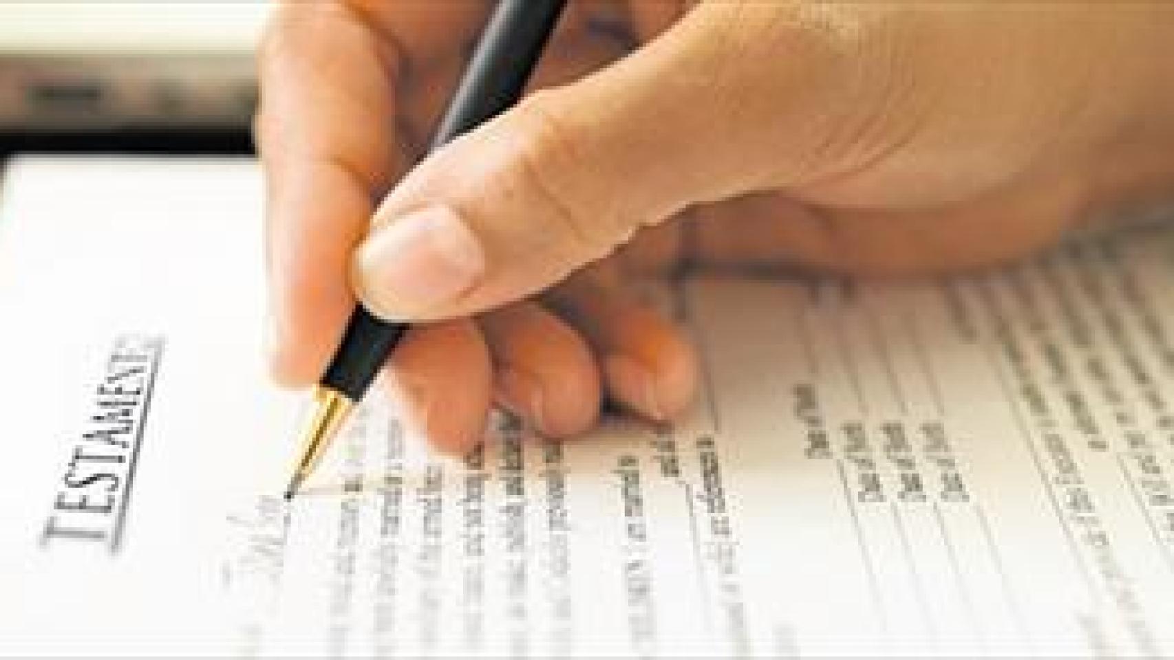 Una persona revisa un testamento.