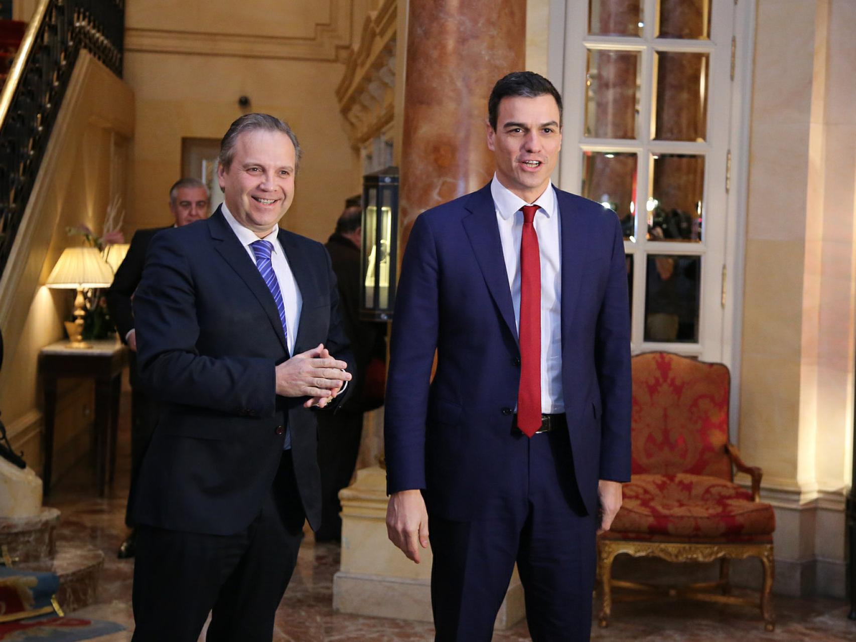 Pedro Sánchez presenta a Antonio Miguel Carmona en Forum Europa