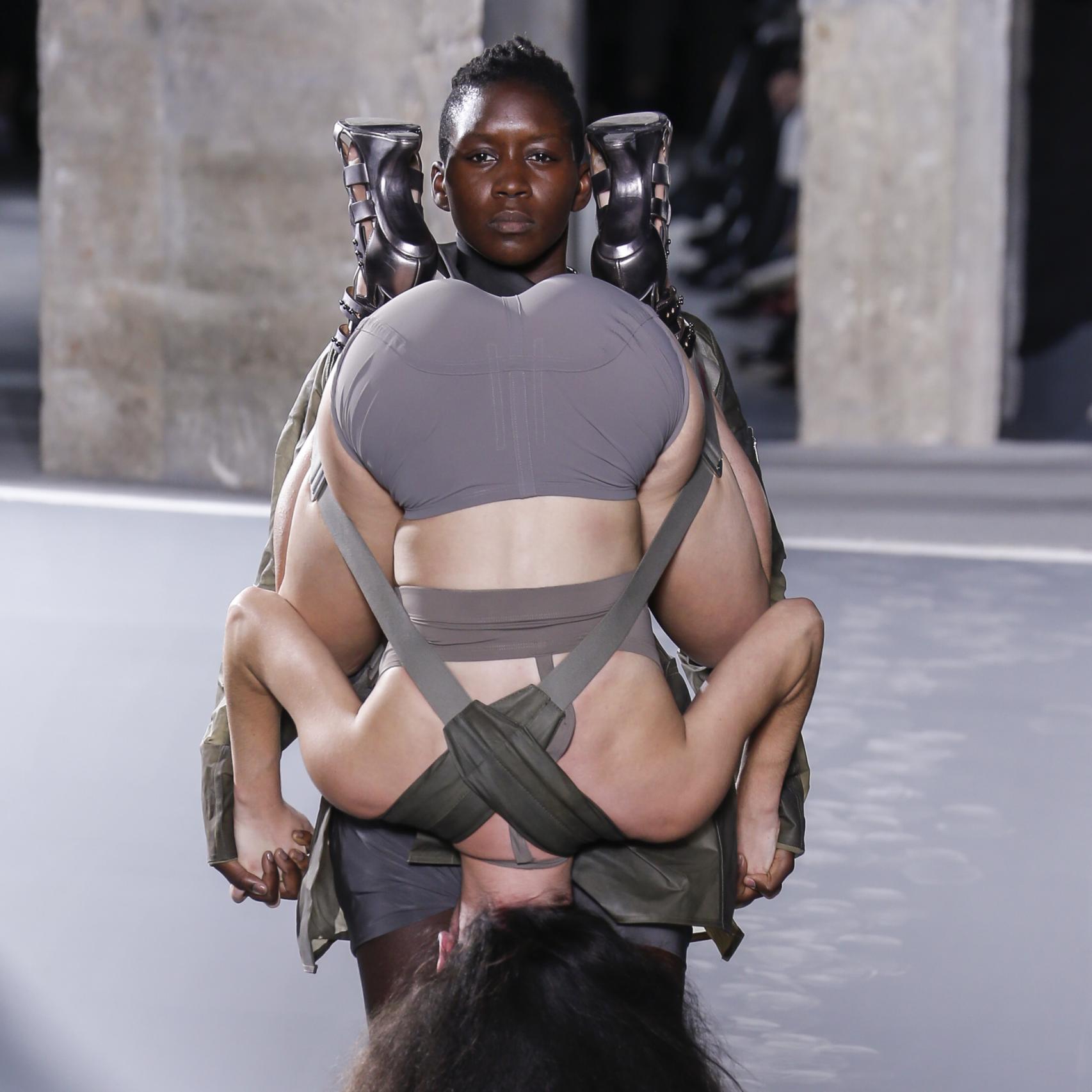 Modelos en el desfile de Rick Owens