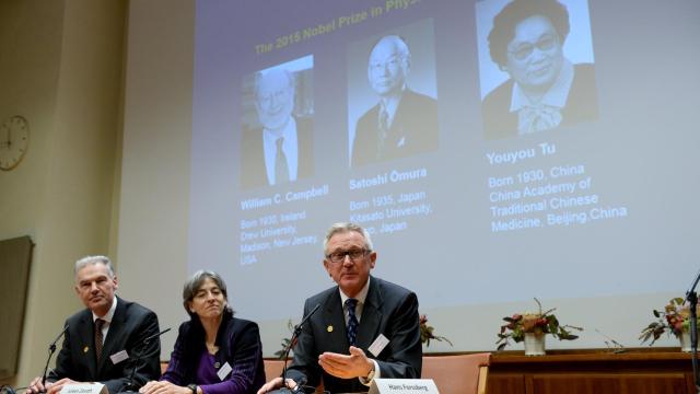 Miembros del Comité Nobel presentando a los ganadores.