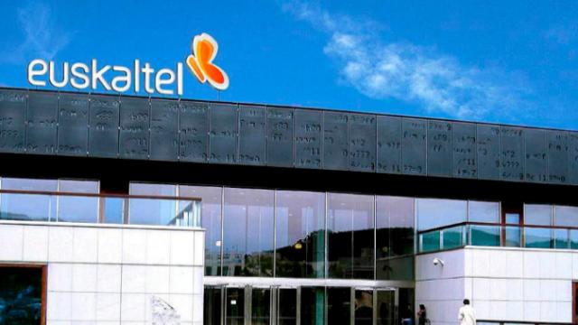 Rótulo a la entrada de la sede de Euskaltel.
