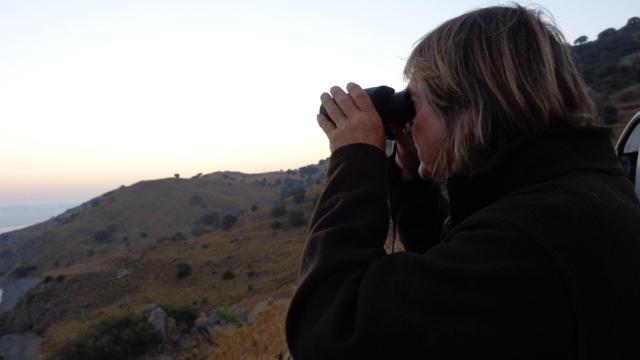 Eric Kempson en la costa de Lesbos.