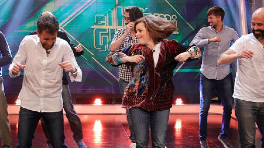 Pablo Motos hace bailar a Soraya Sáenz de Santamaría en 'El Hormiguero'