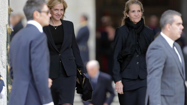 Doña Cristina y su hermana la infanta Elena a la salida del funeral